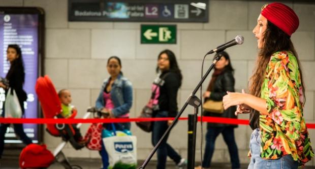 Carmen Doorá en un moment de l'actuació al metro d'Universitat / Miguel Ángel Cuartero Carmen Doorá en un moment de l'actuació al metro d'Universitat / Miguel Ángel Cuartero