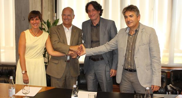 Després de firmar els convenis de col·laboració, ahir a Sant Boi de Llobregat: d’esquerra a dreta, la regidora Alba Martínez; l'alcalde, Jaume Bosch; el vicepresident de l’AMB i president del Consell Metropolità de Cooperació Internacional al Desenvolupament, Jordi Portabella, i el director de Comunicació i Relacions Institucionals de TMB, Santiago Torres / Ajuntament de Sant Boi de Llobregat 