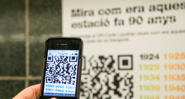 Un telèfon capta el codi QR d'una de les primeres estacions del Gran Metro / M. Á. Cuartero