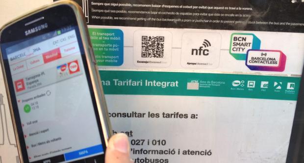 Punt d'accés a la plataforma Barcelona Contactless en una parada d'autobús de la plaça d'Espanya / Hora Punta