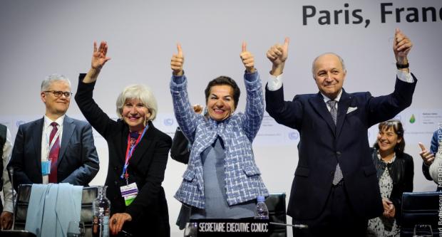 La taula presidencial de la COP21 celebra l'acord aconseguit dissabte passat / Arnaud Bouissou