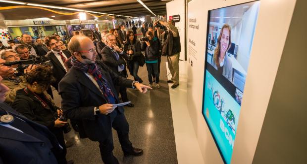 Prova d'un prototip d'atenció per videoconferència a l'estació d'Universitat / Pep Herrero