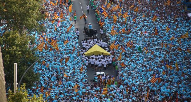 El punter avança entre els milers d'assistents a l'acte massiu de la Diada 2015 / ACN