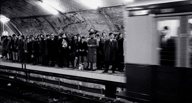 La foto titulada "A l'expectativa", aportada per Mari Carmen Grau, mostra l'estació de Diagonal el 1972