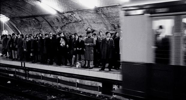 La foto titulada "A l'expectativa", aportada per Mari Carmen Grau, mostra l'estació de Diagonal el 1972 La foto titulada "A l'expectativa", aportada per Mari Carmen Grau, mostra l'estació de Diagonal el 1972