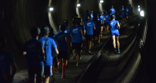 Els primers corredors s'endinsen al túnel des de l'estació d'Universitat / Pep Herrero Els primers corredors s'endinsen al túnel des de l'estació d'Universitat / Pep Herrero
