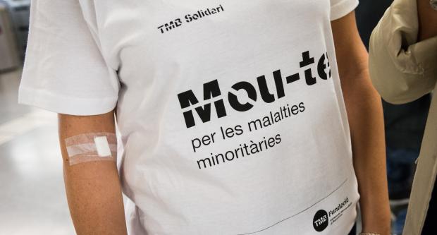 Un voluntari de la campanya "Mou-te per les malalties minoritàries" després de donar sang / Pep Herrero