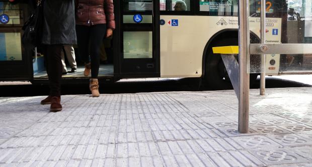 Encaminament encastat a la vorera, a la parada Passeig de la Bonanova - Carrasco i Formiguera / Hora Punta