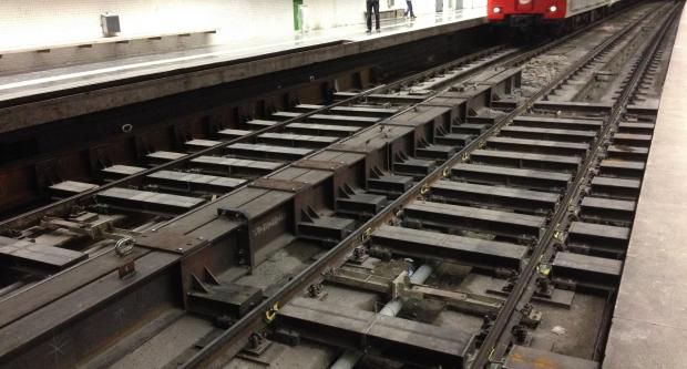 Estintolament de les vies a l'estació de metro de Baró de Viver / Hora Punta