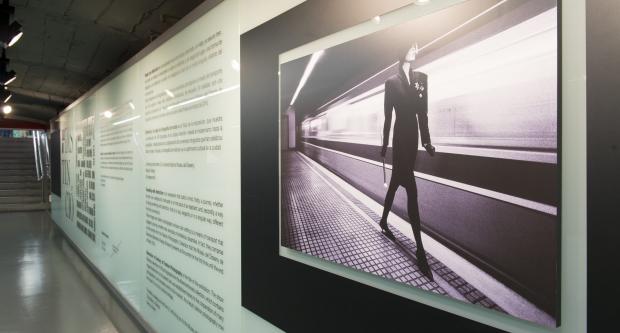 "Luz de neón", estilitzada fotografia de José Manuel Ferrater a l'exposició de l'Espai Mercè Sala / Miguel Ángel Cuartero "Luz de neón", estilitzada fotografia de José Manuel Ferrater a l'exposició de l'Espai Mercè Sala / Miguel Ángel Cuartero