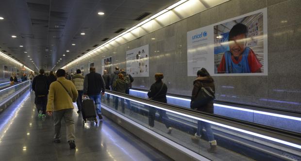 Exposició al passadís d'enllaç de l'estació de metro Diagonal / Pep Herrero