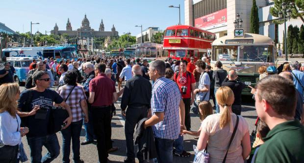 Panoràmica de l'exposició d'autobusos clàssics a l'avinguda Maria Cristina, el 31 de maig a la tarda / Miguel Ángel Cuartero