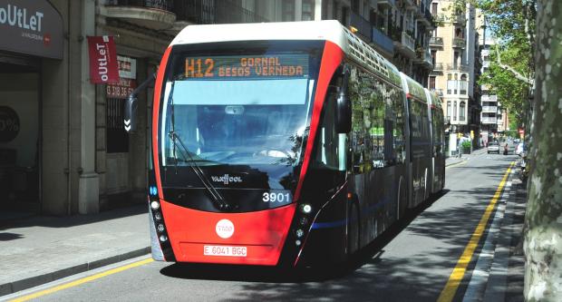 Autobús biarticulat circulant a la línia H12, una de les novetats de l'any en el servei / TMB