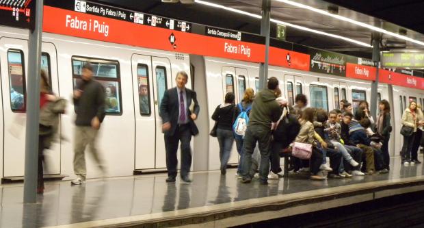 Viatgers de metro a l'andana central de l'estació de Fabra i Puig / Hora Punta