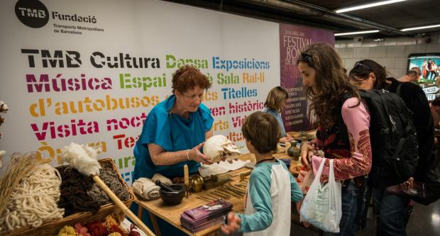 Un dels tallers sobre la vida quotidiana dels romans, a l'estació d'Universitat / Pep Herrero