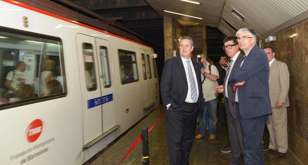 Joaquim Forn, president de TMB, amb els directors generals de Metro i Bus, a l'andana de Gaudí / Miguel Ángel Cuartero