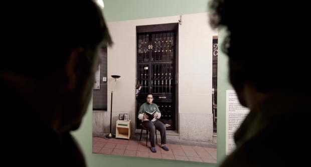 L'Andrea Lolicato observant una de les imatges de "Més fràgils que una bombolla" / Miguel Àngel Cuartero L'Andrea Lolicato observant una de les imatges de "Més fràgils que una bombolla" / Miguel Àngel Cuartero