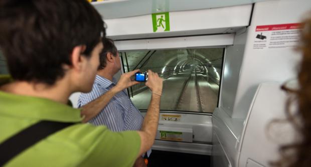 Un usuari fa una fotografia des de la part frontal d'un tren a la línia 9 de metro / Pep Herrero Un usuari fa una fotografia des de la part frontal d'un tren a la línia 9 de metro / Pep Herrero