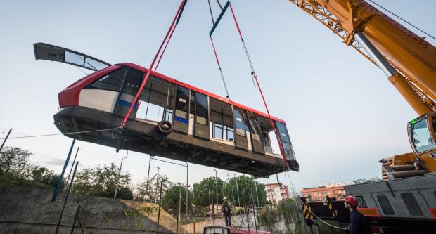 Un dels cotxes del tren número 2 en el moment de ser hissat per una grua de gran tonatge / Pep Herrero Un dels cotxes del tren número 2 en el moment de ser hissat per una grua de gran tonatge / Pep Herrero