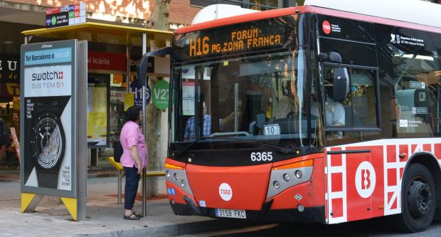 Autobús de la línia 16 en una parada d'intercanvi a l'avinguda Icària / Hora Punta