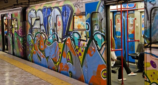 Imatge de l'exterior d'un tren vandalitzat al metro de Roma / © Flickr Flowizm