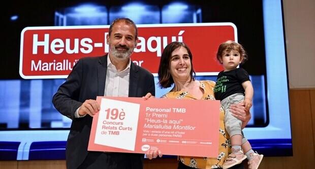 El conseller delegat de TMB, Xavier Flores, entrega a la companya Esther Gil, enginyera de vies, el primer premi de la categoria Personal de TMB / Foto: MA Cuartero