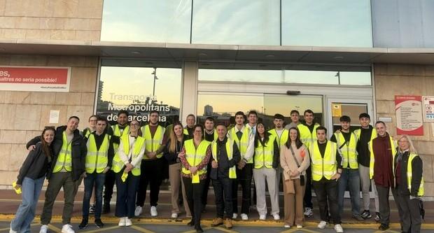 El grup d'estudiants davant les instal·lacions de TMB