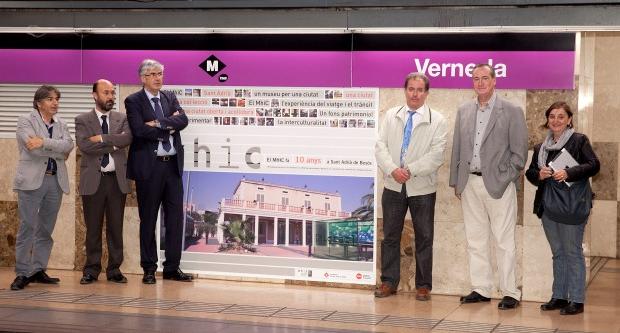 Imatge dels vinils que es poden veure a l'estació de Verneda feta durant la presentació institucional de l'acció / Jordi López 