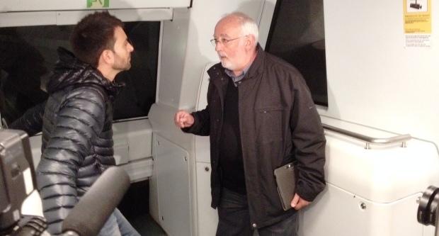 El presentador Marc de las Heras parlant amb Agustín del Castillo en un tren automàtic de la línia 9 de metro / TMB El presentador Marc de las Heras parlant amb Agustín del Castillo en un tren automàtic de la línia 9 de metro / TMB