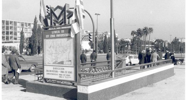 Accés de l'estació Zona Universitària el dia de la seva inauguració / Arxiu TMB