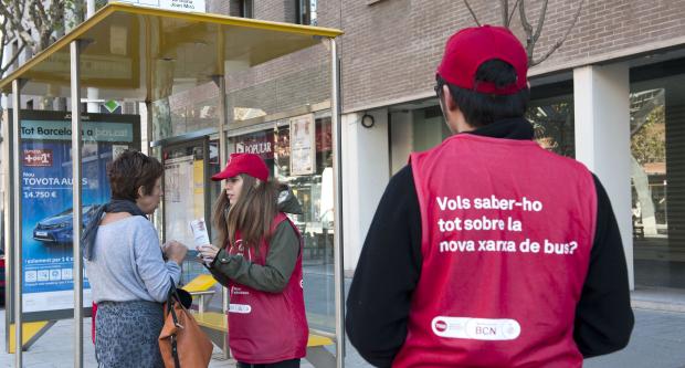 La Marta Pérez informant una usuària de bus a la parada Avinguda Icària - Joan Miró / M.Á. Cuartero