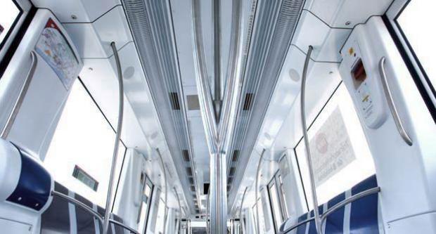 Difusors de refrigeració al revestiment superior d'un tren 9000 / Hora Punta Difusors de refrigeració al revestiment superior d'un tren 9000 / Hora Punta