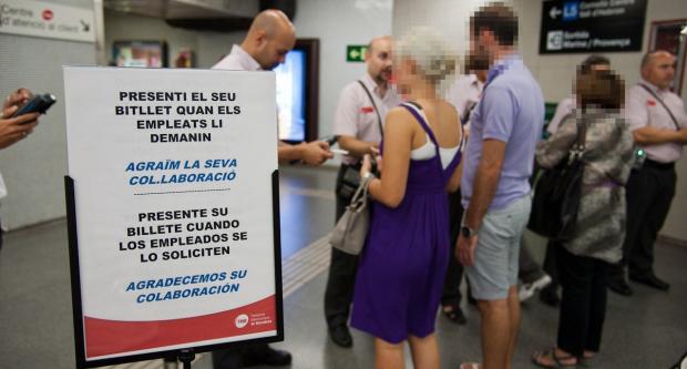 Intervenció intensiva a l'intercanviador de metro de Sagrada Família / Pep Herrero Intervenció intensiva a l'intercanviador de metro de Sagrada Família / Pep Herrero