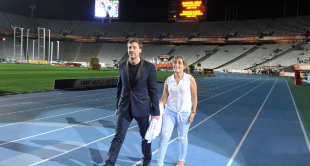 Raquel Díaz i Txiqui Sans fent la volta d’honor/Jordi Gracia Montes (Institut Barcelona Esports) Raquel Díaz i Txiqui Sans fent la volta d’honor/Jordi Gracia Montes (Institut Barcelona Esports)