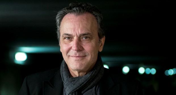 José Coronado durant l’entrevista en un espai de l’estació de metro Badalona I Pompeu Fabra / Pep Herrero