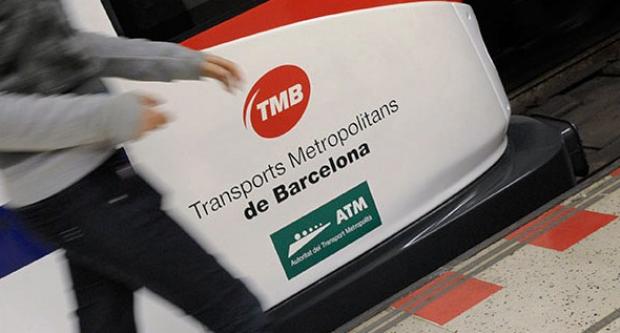 Logos de l'ATM i TMB en un tren del metro / Pep Herrero