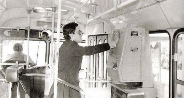 Màquina expenedora de bitllets a bord d’un bus (1978) / Arxiu Jaume Susany
