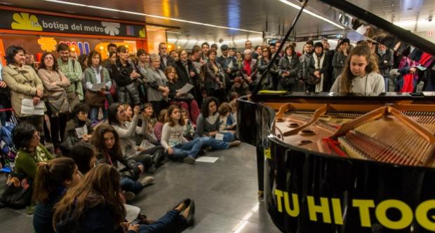 Alumnes de l’Escola de Música Municipal Nou Barris tocant el piano / Pep Herrero