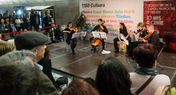 L'estació de Diagonal es va omplir d'usuaris que van gaudir d'un concert ben original / Pep Herrero