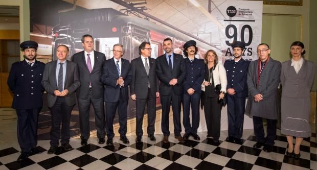 El president Artur Mas, al centre, amb Santi Vila, Xavier Trias, Joaquim Forn, Antoni Poveda, Dídac Pestaña, Jaume Tintoré i actors vestits d'època, a l'entrada del Gran Teatre del Liceu / Miguel Ángel Cuartero El president Artur Mas, al centre, amb Santi Vila, Xavier Trias, Joaquim Forn, Antoni Poveda, Dídac Pestaña, Jaume Tintoré i actors vestits d'època, a l'entrada del Gran Teatre del Liceu / Miguel Ángel Cuartero