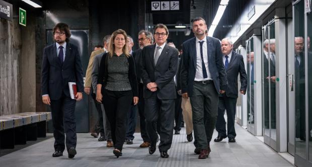 Artur Mas i Santi Vila recorrent l'andana de l'estació de Parc Logístic de la línia 9 / Pep Herrero Artur Mas i Santi Vila recorrent l'andana de l'estació de Parc Logístic de la línia 9 / Pep Herrero