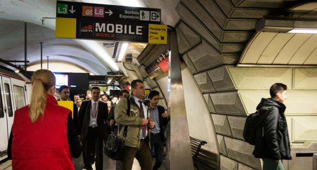 Congressistes amb destinació al MWC a l'estació d'Espanya de la línia 1 de metro / Pep Herrero