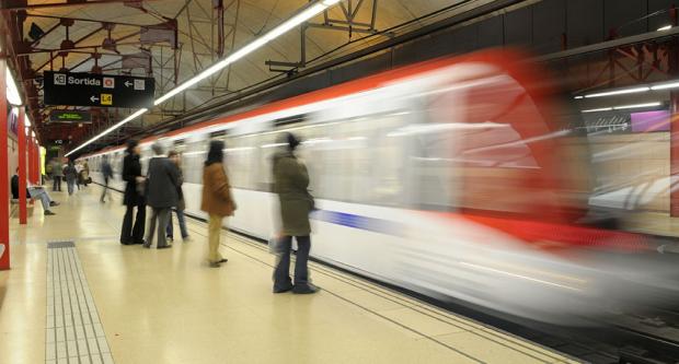 Un tren de la línia 2 entrant a l'estació de La Pau / Pep Herrero