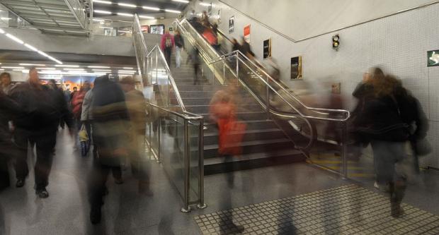Passatgers del metro a l'enllaç de Sagrada Família / Pep Herrero Passatgers del metro a l'enllaç de Sagrada Família / Pep Herrero