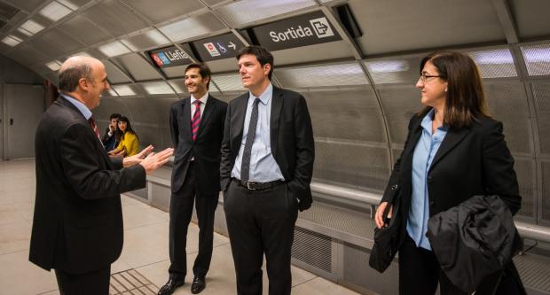 El ministre xilè de Transport i Telecomunicacions, Andrés Gómez-Lobo, atén les explicacions dels responsables de Metro a l'estació de Llefià de la línia 10 / Pep Herrero