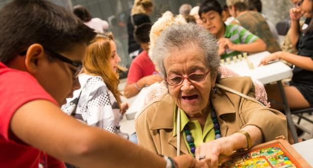 Una àvia i un nen al taller de jocs de taula a l'estació de La Sagrera / Pep Herrero Una àvia i un nen al taller de jocs de taula a l'estació de La Sagrera / Pep Herrero