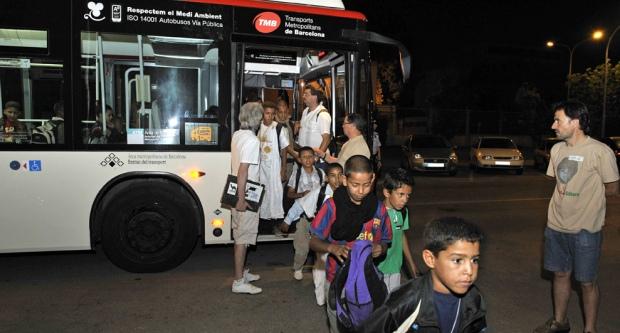 Transport solidari dels nens que van arribar la nit del 4 de juliol al Prat / Miguel Àngel Cuartero