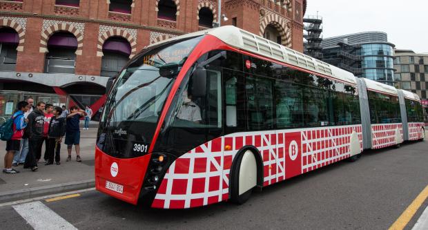 Bus biarticulat a la línia H12 de la nova xarxa / Pep Herrero