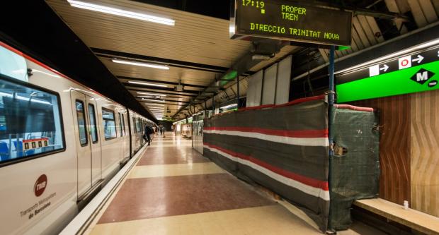 Tanca que protegeix el pou del futur ascensor a l'andana direcció Trinitat Nova de l'estació Zona Universitària / Pep Herrero Tanca que protegeix el pou del futur ascensor a l'andana direcció Trinitat Nova de l'estació Zona Universitària / Pep Herrero