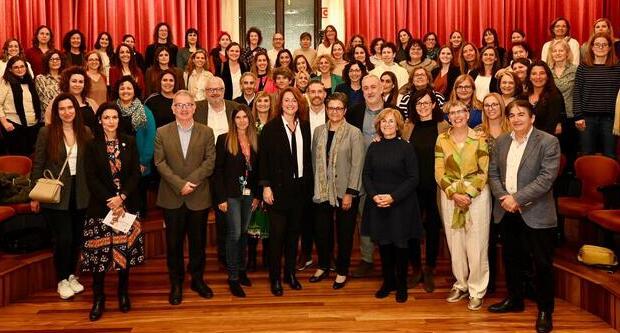 Foto de família a l'acte de cloenda amb part de les participants al programa